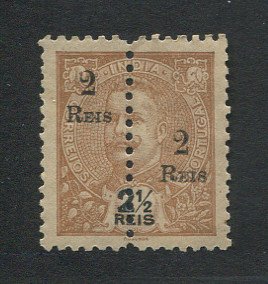1911 - Afinsa nº 234. D. Carlos I com sobretaxa e perfurado a meio. Selo de 2r/2 1/2r novo sem goma como emitido. Em boas condições.