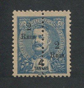 1911 - Afinsa nº 219. D. Carlos I com sobretaxa e perfurado a meio. Selo de 2r/4T novo sem goma como emitido. Em boas condições.