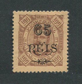 1902 - Afinsa nº 63b. D. Carlos I com sobretaxa. Selo de 65r/100r novo COM CHARNEIRA (*) e goma original. Denteado 12 1/2. Em boas condições.
