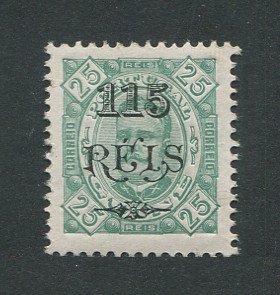1902 - Afinsa nº 77. D. Carlos I com sobretaxa. Selo de 115r/25r novo COM CHARNEIRA (*) e goma original. Em boas condições.