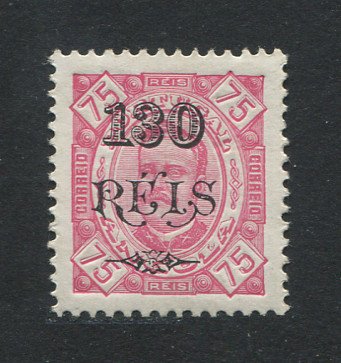 1902 - Afinsa nº 70a. D. Carlos I com sobretaxa. Selo de 130r/75r novo, COM CHARNEIRA (*) e goma original. Denteado 11 1/2, papel porcelana. Em boas condições.