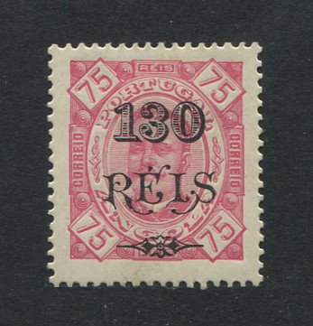 1902 - Afinsa nº 70c. D. Carlos I com sobretaxa. Selo de 130r/75r novo COM CHARNEIRA (*) e goma original. Denteado 13 1/2, papel pontinhado. Em boas condições.
