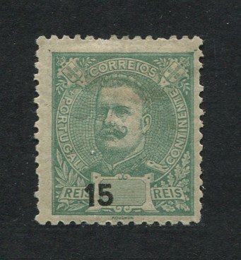 1898 - Afinsa nº 140. D. Carlos I, novas cores e valores. Selo de 15 reis novo com charneira (*) e goma original. TAXA DESLOCADA. Denteado irregular.