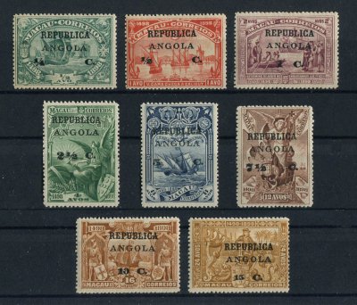 1913 - Afinsa nº 126/133. 4º Centenário...para a India. Angola sobre Macau com Républica. Série completa nova COM CHARNEIRA (*) e goma original. Em boas condições.