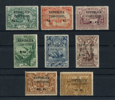 1913 - Afinsa nº 121/128. 4º Centenário...para a índia. Sobre Macau com Républica. Série completa nova, COM CHARNEIRA (*) e goma original. Em boas condições.