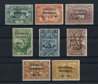 1913 - Afinsa nº 145/152. 4º Cent. Descobrimento Mar. para a índia. Sobre Timor. Série completa nova COM CHARNEIRA (*) e goma original. Em boas condições.