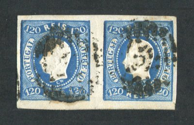 1866/7 - Afinsa nº 26. D. Luís I, fita curva.Selos de 120 reis EM PAR usados. Apresenta um vinco que afecta ambos os selos. O selo do lado direito tem uma pequena transparência e o cunho ligeiramente aberto. EXEMPLAR DE 2ª ESCOLHA.