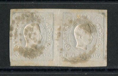1866/7 - Afinsa nº 26. D. Luís I, fita curva.Selos de 120 reis EM PAR usados. Apresenta um vinco que afecta ambos os selos. O selo do lado direito tem uma pequena transparência e o cunho ligeiramente aberto. EXEMPLAR DE 2ª ESCOLHA.