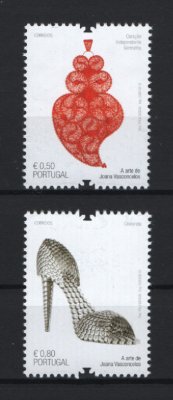 2013 - Afinsa nº 4373/4374. A Arte de Joana Vasconcelos. Série completa nova sem charneira. Goma original. Em boas condições.