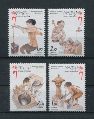 1999 - Afinsa nº 994/997. Modos de Vida - Aguadeiros. Nova SEM CHARNEIRA (**) e com goma original. Em boas condições.