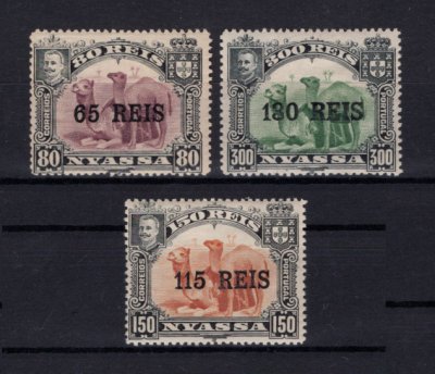 1903 - Afinsa nº  40/42. D. Carlos I com sobretaxa. Série completa nova, COM CHARNEIRA (*) e goma original. Em boas condições.