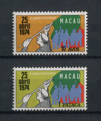 1975 - Afinsa nº 438/439. 1º Aniversário do 25 de Abril. Série completa nova SEM CHARNEIRA (**) e com goma original. Em boas condições.