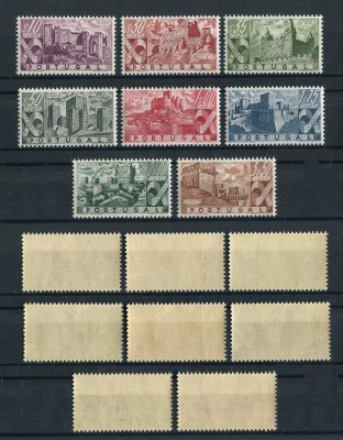 1946 - Afinsa nº 664/671. Castelos de Portugal. Série completa nova SEM CHARNEIRA (**) e com goma original. Em boas condições.