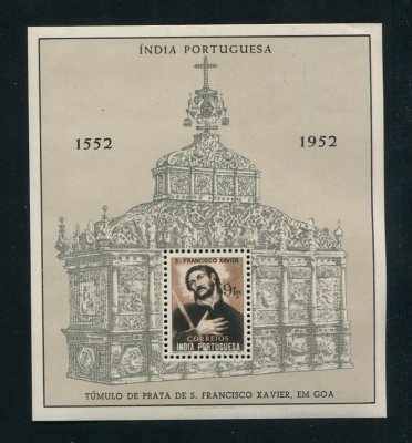 1952 - Bloco nº 4. Túmulo de S. Francisco Xavier. Novo, COM CHARNEIRA (*) e goma original. Em boas condições.