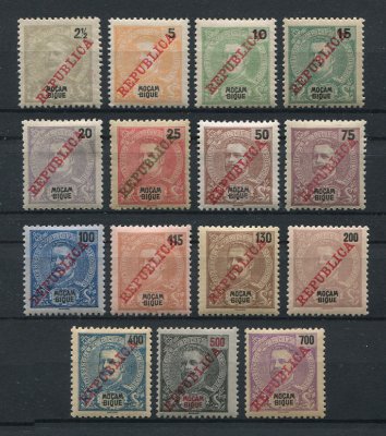 1911 - Afinsa nº  103/117. D. Carlos I com sobrecarga REPUBLICA. Série completa nova COM CHARNEIRA (*) e goma original. Em boas condições.