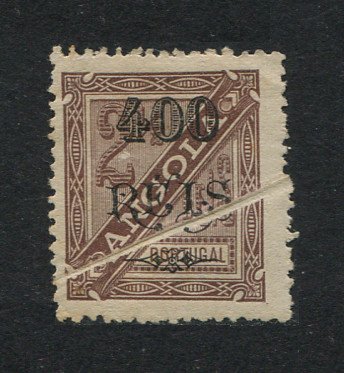 1902 - Afinsa nº 74a. D. Carlos I com sobretaxa. Selo de 400r/2 1/2r novo sem goma. Denteado 12 1/2. Dobrado durante a impressão “PLIÉ”. Em boas condições.