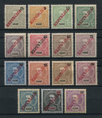 1911 - Afinsa nº  98/112. D. Carlos I, com sobrecarga REPUBLICA. Série completa, nova COM CHARNEIRA (*). Em boas condições. (ler descrição acerca das gomas)