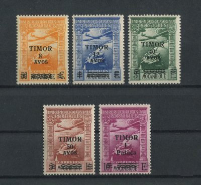 1946 - Correio Aéreo. Afinsa nº 10/14. Império Colonial Português com sobrecarga. Série completa nova, COM CHARNEIRA (*) e com goma original. Em boas condições.