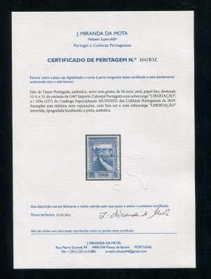 1947 - Afinsa nº 259a. Império Colonial Português. Com sobrecarga LIBERTAÇÃO. Selo de 20a novo sem goma. ERRO, SOBRECARGA INVERTIDA. Com CERTIFICADO DE PERITAGEM (CERTIFICATE). Em boas condições.