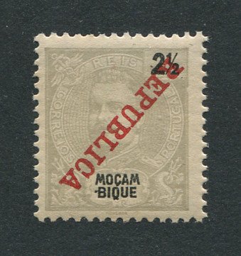 1911 - Afinsa nº 103. D. Carlos I com sobrecarga. Selo de 2 1/2r novo COM CHARNEIRA (*) e goma original. SOBRECARGA INVERTIDA. Em boas condições.