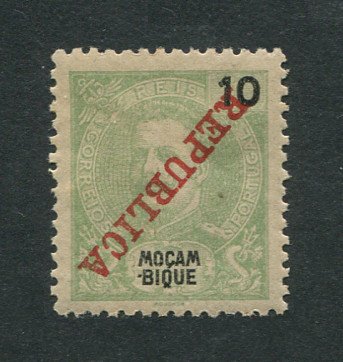 1911 - Afinsa nº 105. D. Carlos I com sobrecarga. Selo de 10r novo COM CHARNEIRA (*) e goma original. SOBRECARGA INVERTIDA. Em boas condições.
