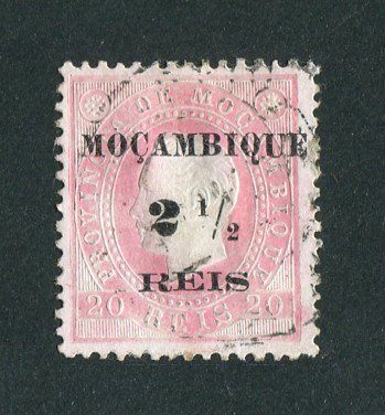 1897 - Afinsa nº 51c. D. Luis I, fita direita com sobrecarga. Selo de 2 1/2r/20r usado. Sobrecarga 2. Em boas condições.