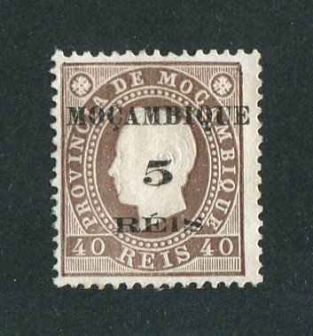 1897 - Afinsa nº 52. D. Luis I com sobrecarga. Selo de 5r/40r novo sem goma como emitido. Em boas condições.