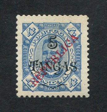 1914 - Afinsa nº 285. D. Carlos I com sobretaxa e sobrecarga local REPUBLICA. Selo de 5T/4T novo sem goma como emitido. Denteado 11 1/2. SOBRECARGA VERMELHA. Em boas condições.