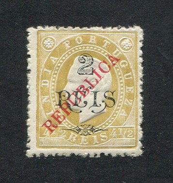 1914 - EMITIDO NÃO OFICIALMENTE nº13 (catalogado como SOBRECARGA CLANDESTINA nº 13 pela Mundifil). Eládio nº 270. D. Luis I com sobrecarga local REPUBLICA. Selo de 2r/4 1/2r novo, COM CHARNEIRA (*) e goma original. Em boas condições.