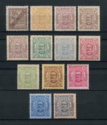 1893 - Afinsa nº  30/42. D. Carlos I. Série completa NOVA, SEM GOMA. O selo nº 30 é em denteado 11 1/2, o nº 36 é em 12 1/2. Em boas condições.