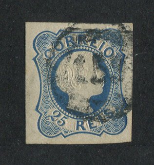 1855/56 - Afinsa nº 6. D. Pedro V, cabelos lisos.Selo de 25 reis usado. Boas margens. Apresenta uma pequena transparência e um corte de tesoura na margem direita. Carimbo nº 159 - Estremoz. EXEMPLAR DE 2ª ESCOLHA.