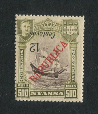 1921 - Afinsa nº 92a. D. Manuel II com sobretaxa e sobrecarga. Selo de 12c/500r novo, COM CHARNEIRA (*) e goma original. SOBRECARGA INVERTIDA. Em boas condições.