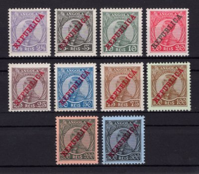 1912 - Afinsa nº 103/112. D. Manuel II com sobrecarga REPUBLICA. Série completa nova COM CHARNEIRA (*) e goma original. Em boas condições.