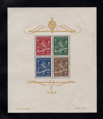 1945 - Bloco nº 9. Centenário da Escola Naval. Novo, COM CHARNEIRA (*) e goma original. Em boas condições. (LER DESCRIÇÃO)