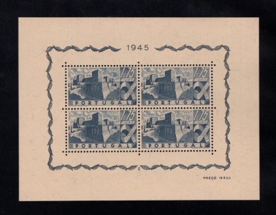 1946 - Bloco nº 10. Castelos de Portugal. Novo SEM CHARNEIRA (**) e com goma original. Em boas condições.