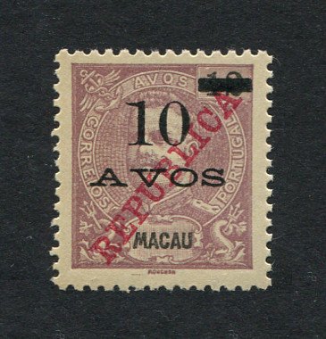 1915 - Afinsa nº 242. D. Carlos I com sobretaxa e sobrecarga REPUBLICA. Selo de 10a/12a novo sem goma como emitido. Em boas condições.