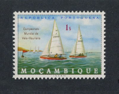 1973 - Afinsa nº 530a. Campeonato Mundial de Vela. Selo de 1$ novo SEM CHARNEIRA (**) e com goma original. FALTA DE IMPRESSÃO DA PALAVRA CORREIOS. Em boas condições.