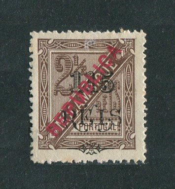 1915 - Afinsa nº 170. D. Carlos I com sobrecarga local REPUBLICA. Selo de 115r/2 1/2r novo sem goma como emitido. Em boas condições.