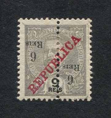1911 - Afinsa nº 245i. D. Carlos I com sobrecarga REPUBLICA e sobretaxa. Perfurado a meio. Selo de 6r/9r novo, SEM GOMA. SOBRECARGA INVERTIDA. Em boas condições.