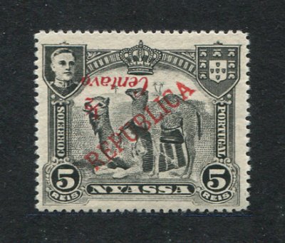 1921 - Afinsa nº 83a. D. Manuel II com sobretaxa e sobrecarga. Selo de 1/2c/5r novo, SEM GOMA. SOBRECARGA INVERTIDA. Em boas condições.