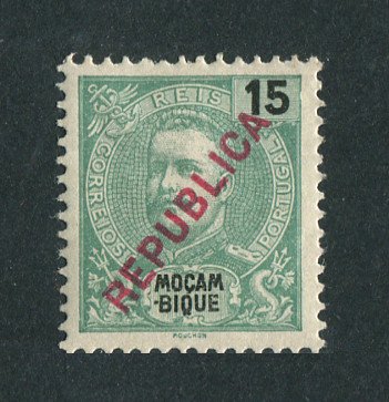 1917 - Afinsa nº 190. D. Carlos I com sobrecarga local REPUBLICA. Selo de 15r novo COM CHARNEIRA (*) e goma original. Em boas condições.