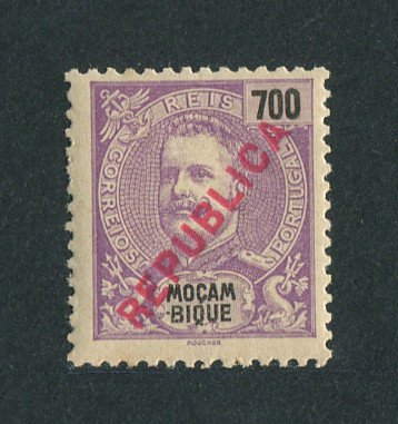 1917 - Afinsa nº 200. D. Carlos I com sobrecarga local REPUBLICA. Selo de 700r novo COM CHARNEIRA (*) e goma original. Em boas condições.