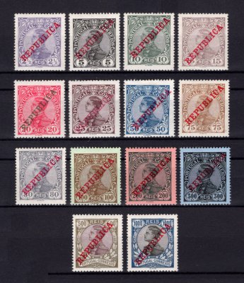 1910 - Afinsa nº 170/183. D. Manuel II com sobrecarga República. Série completa nova, COM CHARNEIRA (*) e goma original. Em boas condições.