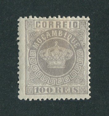 1876 - Afinsa nº 7. Tipo Coroa. Selo de 100 reis novo, COM CHARNEIRA (*) e goma original. Denteado 12 1/2. Em boas condições.