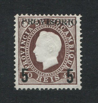 1893 - Afinsa nº 27b. D. Luis I fita direita com sobrecarga. Selo de 5r/40r novo sem goma como emitido. Sobrecarga 4 a preto. Algarismos "5" com 5mm de altura. Com CERTIFICADO DE PERITAGEM. Em boas condições.