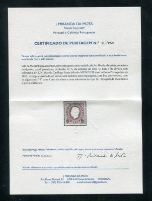 1893 - Afinsa nº 27b. D. Luis I fita direita com sobrecarga. Selo de 5r/40r novo sem goma como emitido. Sobrecarga 4 a preto. Algarismos "5" com 5mm de altura. Com CERTIFICADO DE PERITAGEM. Em boas condições.