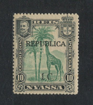 1918 - Afinsa nº 66. D. Carlos I com sobretaxa e sobrecarga. Selo de 1c/10r novo SEM CHARNEIRA (**) e com goma original. Com CERTIFICADO DE PERITAGEM (CERTIFICATE). Em boas condições.