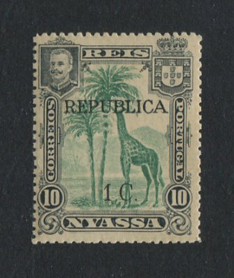 1918 - Afinsa nº 66. D. Carlos I com sobretaxa e sobrecarga. Selo de 1c/10r novo, COM CHARNEIRA (*) e goma original. Com CERTIFICADO DE PERITAGEM. Em boas condições.