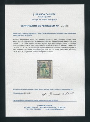 1918 - Afinsa nº 66. D. Carlos I com sobretaxa e sobrecarga. Selo de 1c/10r novo, COM CHARNEIRA (*) e goma original. Com CERTIFICADO DE PERITAGEM. Em boas condições.