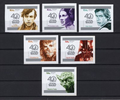 2017 - Afinsa nº 4881/4886. Star Wars - 40 Anos - SELOS AUTOADESIVOS. Série completa nova sem charneira. Goma original. Em boas condições.